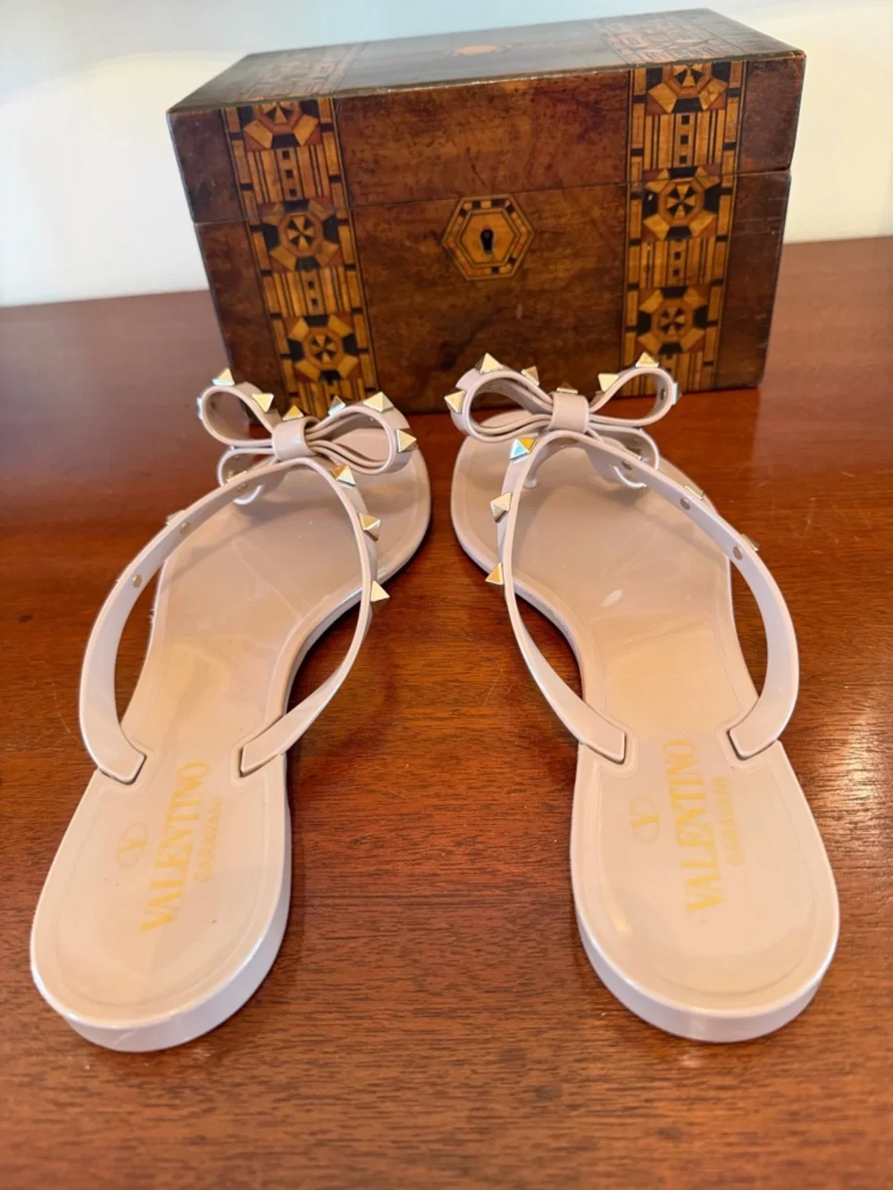 Valentino Garavani Rockstud PVC Jelly Thong Sandals Poudre EU 40 Like New Box - Picture 12 of 15